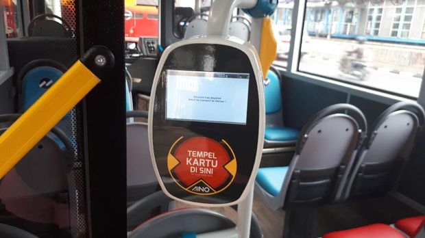 Mesin tap kartu tersedia di dekat pintu masuk
