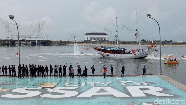 Deklarasi Jadi Cawalkot Makassar,Danny Pomanto Naik Perahu Pinisi