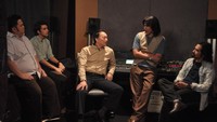 Salah satu potongan adegan Vino G Bastian di film Chrisye. (MNC Pictures)