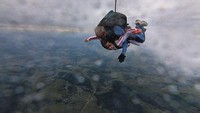 Rossiyana pun pernah mencoba aktivitas yang sangat menantang, loncat dari pesawat alias skydiving. Namun dia tidak menyebut di mana lokasinya (Instagram/_rossiyana_)