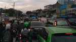 Begini Proses Evakuasi TransJ Nyangkut di Terowongan Kereta Matraman