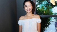 Ia terlihat manis dengan sabrina dress dan rok hitam. Pool/Ismail/detikFoto.