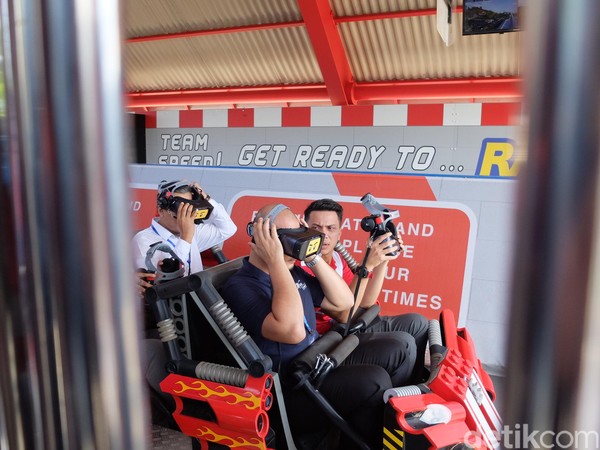 Tentu saja sensainya campur aduk karena merasakan visual maya dengan twist roller coaster yang berubah-ubah dari menankak naik, turunan dan berputar penuh kejutan. Setelah dua menit berputar di udara, petualangan selesai. Sungguh pengalaman baru yang menyenangkan! (Avitia Nurmatari/detikTravel) Tentu saja sensainya campur aduk karena merasakan visual maya dengan twist roller coaster yang berubah-ubah dari menankak naik, turunan dan berputar penuh kejutan. Setelah dua menit berputar di udara, petualangan selesai. Sungguh pengalaman baru yang menyenangkan! (Avitia Nurmatari/detikTravel)