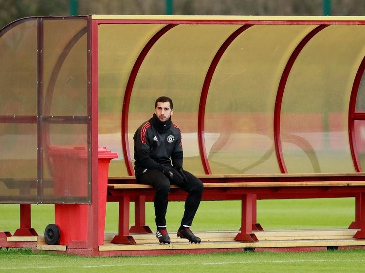 Foto: Mkhitaryan Duduk Sendirian di Sesi Latihan Penuh Senyuman