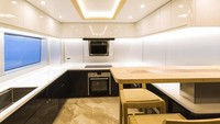 Suasana di dalam dapur yacht yang bergaya minimalis. Tanpa banyak hiasan atau printilan, dapur ini juga cukup lega dan luas (Ruying Yachts)