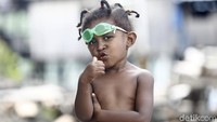 Pose lucu seorang anak Desa Asei di depan kamera.