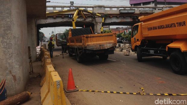 proses evakuasi tiang yang ditabrak TransJ di Matraman