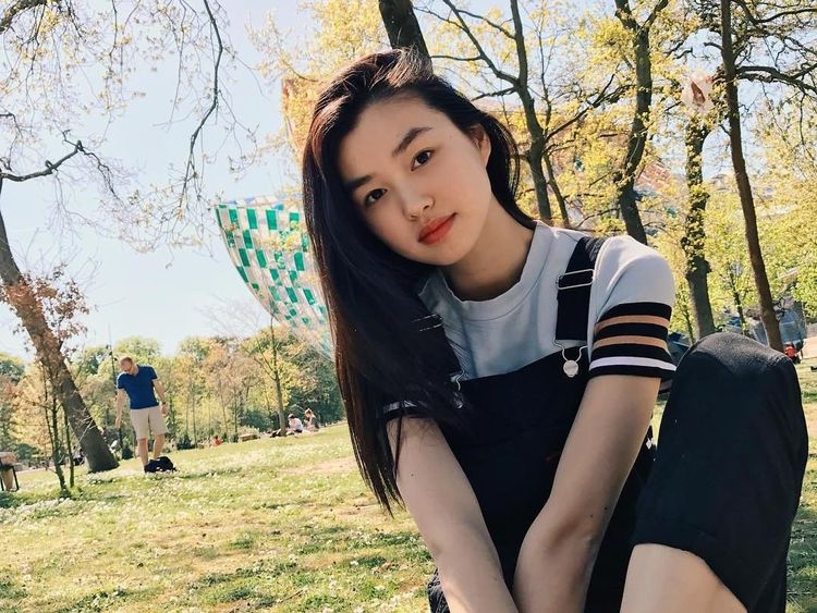 Potret Estelle Chen, Wanita Cantik Asal China yang Tak Sengaja Jadi Supermodel