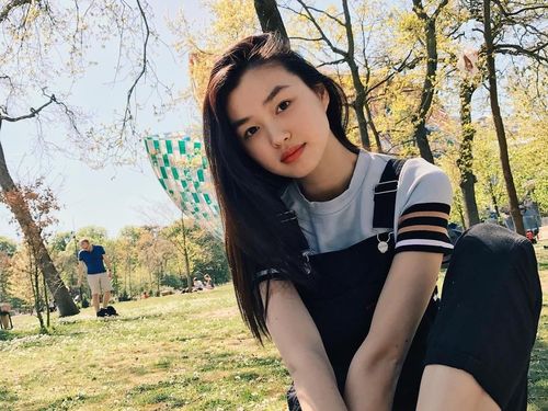 Potret Estelle Chen, Wanita Cantik Asal China yang Tak Sengaja Jadi Supermodel