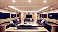 Salah satu ruang utama di dalam yacht. Tampak jendela besar di sisi kiri dan kanan kapal, lengkap dengan bangku nyaman dan ruang tengah yang cukup lega (Ruying Yachts)