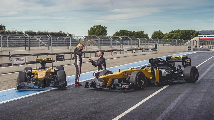 So Sweet, Pasangan Ini Tunangan Sambil Mengendarai Mobil F1