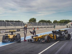 So Sweet, Pasangan Ini Tunangan Sambil Mengendarai Mobil F1