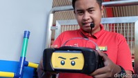 Pemandu memberikan saya virtual reality headset. Lalu, saya dipersilakan duduk di kendaraan yang bentuknya seperti mobil balap untuk empat orang (Avitia Nurmatari/detikTravel)