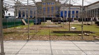 Rangka tenda didirikan di halaman luas depan Asrama. Tanah berumput mulai diturupi dengan triplek.