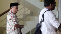 Akom pun menuju ke lobi KPK. Dia tampak ditemani beberapa orang. Tak berselang lama, Akom naik menuju ke lantai 2 di mana ruang pemeriksaan berada.