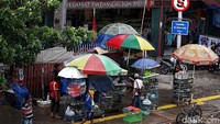 Warga pun pada akhirnya harus mengalah berjalan keluar dari trotoar untuk menghindari pedagang kaki lima.