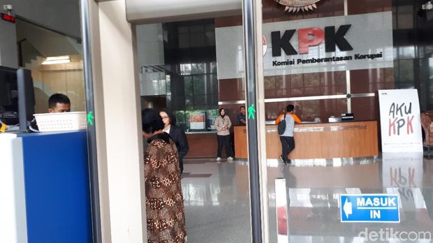 Plt Sekjen DPR Datangi KPK, Ada Apa?