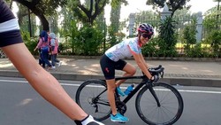 Titi Rajo Bintang tampil makin mempesona dengan badan fit dan langsing karena hobinya bersepeda. Ikuti serunya gaya hidup sehat Titi di sini.
