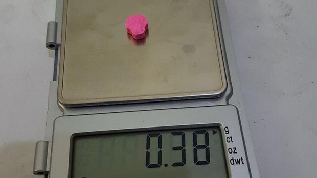 6 Orang ditetapkan sebagai tersangka dalam kasus penyelundupan 600 pil ekstasi ini.