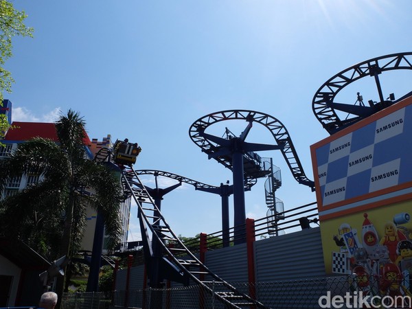 Ketika melangkahkan kaki mendekati portal masuk baru yang berwarna-warni dengan desain aneka karakter LEGO. kemudian kami menaiki tangga besi untuk menuju ke kereta roller coaster. Jantung sudah mulai berdebar dan penasaran bagaimana sensainya menaiki roller coaster dengan teknologi virtual reality (Avitia Nurmatari/detikTravel) Ketika melangkahkan kaki mendekati portal masuk baru yang berwarna-warni dengan desain aneka karakter LEGO. kemudian kami menaiki tangga besi untuk menuju ke kereta roller coaster. Jantung sudah mulai berdebar dan penasaran bagaimana sensainya menaiki roller coaster dengan teknologi virtual reality (Avitia Nurmatari/detikTravel)