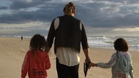 Sosok Jason Momoa ternyata tidak bisa dipisahkan dari kecintaanya akan anak dan keluarga. Saat liburan ke pantai di Australia bareng anaknya, Jason sampai meminta agar para paparazi tidak mengganggu liburannya (@prideofgypsies/Instagram)