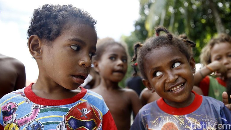  Keceriaan Anak anak Desa Asei di Papua