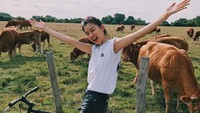 Jika sedang tidak show, Estelle suka naik sepeda keliling peternakan di pedesaan Prancis. Estelle memang dilahirkan di Prancis. (@chen_estelle/Instagram)