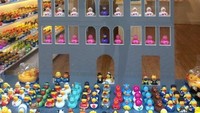 Lusinan bebek-bebek berwarna-warni dijajarkan di rak-rak, memenuhi seluruh toko. (Amsterdam Duck Store/Facebook)