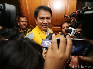 Akan Jenguk Novanto, Aziz Syamsuddin Bawakan Buku Religi