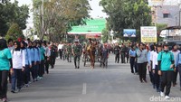 Kereta kencana tunggangan Kahiyang dan Bobby berjalan di belakang rombongan polwan dan kowad.