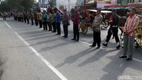 Mereka berdiri membentuk pagar hidup sepanjang 2,6 km dari gedung Medan International Convention Centre (MICC) hingga kediaman Bobby.