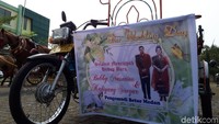 Di bagian depan becak terdapat spanduk kecil ucapan selamat pernikahan untuk Kahiyang dan Bobby.