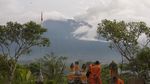 Foto: Asap Kelabu Menyembur dari Puncak Gunung Agung