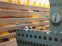 Beragam karakter lucu menghiasi bebek karet di toko ini (Amsterdam Duck Store/Facebook)