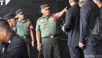 Jelang gladi bersih kirab resepsi Kahiyang Ayu-Bobby, Pangdam I/Bukit Barisan Mayjen Cucu Somantri ditemani Kapolda Sumut Irjen Paulus Waterpauw langsung meninjau lokasi.