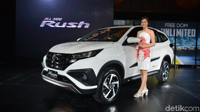 Toyota Luncurkan Rush 2017 President Director PT Toyota-Astra Motor (TAM) Yoshihiro Nakata (tengah), Vice President Director TAM Henry Tanoto (kanan) dan Chief Engineer All New Toyota Rush Eiji Fujibayashi (kiri) di depan All New Toyota Rush yang baru diluncurkan secara resmi TAM, di Jakarta, Kamis (23/11). All New Toyota Rush hadir dengan penampilan sama sekali baru mengusung konsep tough dan dynamic namun tetap mempertahankan DNA-nya sebagai real SUV. Hadir dengan dua tipe, G dan TRD Sportivo yang keduanya memballut mesin baru berteknologi Dual VVT-I (2NR), All New Toyota Rush diharapkan mampu mencatatkan penjualan tertinggi di segmennya, dimana sejak dilluncurkan pertama kali pada 2006 hingga kini sudah mencapai 250.000 unit.