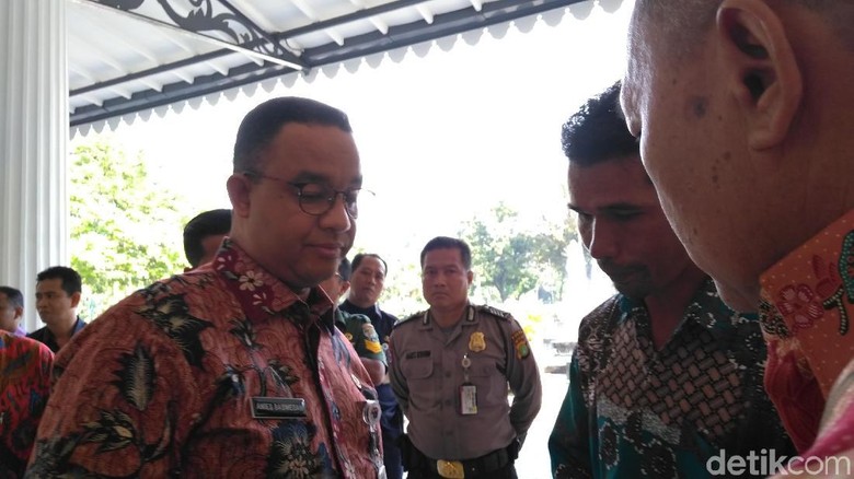 Temui Anies, Ridwan Minta Diizinkan Jualan di Trotoar Temui Anies, Ridwan Minta Diizinkan Jualan di Trotoar