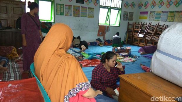 Warga mengungsi di sekolah MI Darul Ulum/
