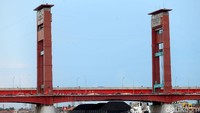 Jembatan Ampera menghubungkan Seberang Ulu dan Seberang Ilir yang dipisahkan oleh Sungai Musi.