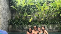 Saat bersama sahabatnya, ia juga menyempatkan diri untuk berenang bersama. Foto: Instagram @bungajelitha21