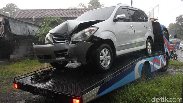 Penampakan kerusakan mobil setelah menabrak tiang telepon di Magelang.