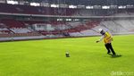 Pakai Helm Proyek, Menteri PUPR Tendang Bola di Stadion GBK