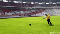 Basuki menendang bola menggunakan kaki kanan ke arah gawang.