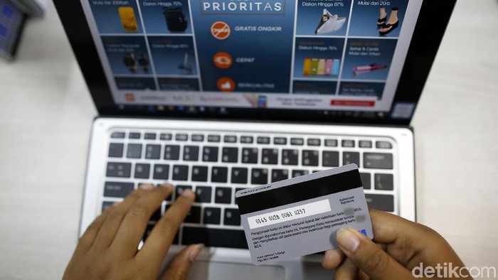 Illustrasi Kartu Kredit dan Belanja Online