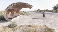 bkhazia merupakan sebuah wilayah yang memisahkan diri yang masih diklaim oleh Georgia. Kalau halte ini mirip apa teman traveler? (Dok. CNN Travel/Christopher Herwig)
