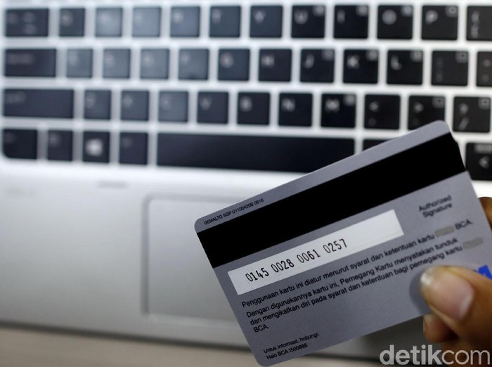 Illustrasi Kartu Kredit dan Belanja Online