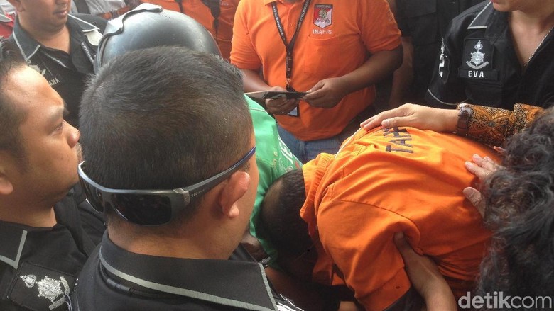 Terus Menunduk, dr Helmi Sulit Diatur Polisi Saat Rekonstruksi Terus Menunduk, dr Helmi Sulit Diatur Polisi Saat Rekonstruksi