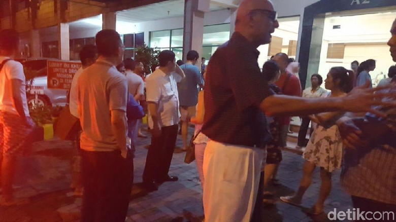 Warga Apartemen Cempaka Mas Ricuh karena Listrik Dimatikan Pengelola Warga Apartemen Cempaka Mas Ricuh karena Listrik Dimatikan Pengelola