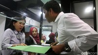 Tak ada pimpinan MKD yang menemui mahasiswa-mahasiswa ini. Setelah 20 menit memenuhi persyaratan pendaftaran, HMPI mendapat surat tanda terima pelaporan dari MKD.