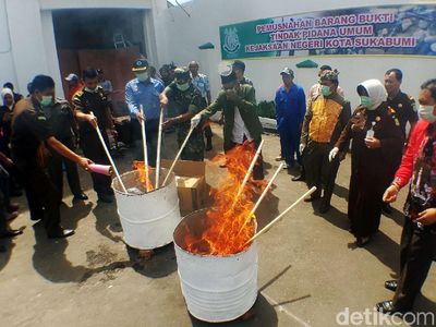Kejari Sukabumi Musnahkan Senjata Tajam, Narkotika dan Obat-obatan
